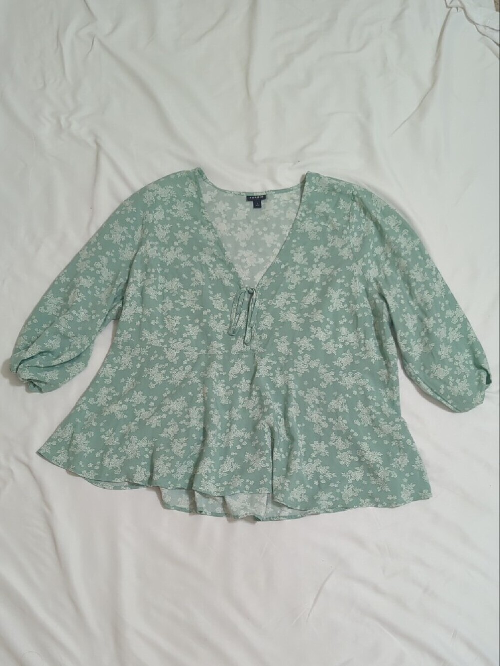 Torrid Hi-Lo Tie-Front Top, Color Lacey floral granite green sm Size 1X - Picture 3 of 15
